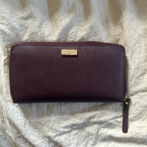 Great wallet, lots of storage. - Picture 1 of 4